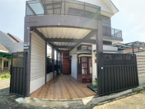 Villa Dengan Kolam Renang di Malang